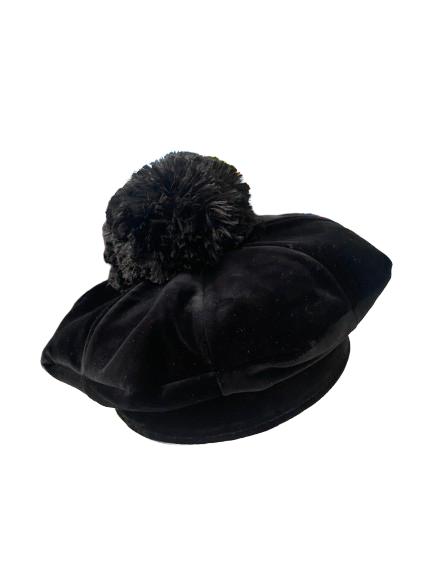 Tocco in velluto con pompon e un nastro di gallone colore oro